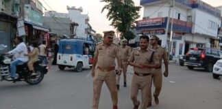 क्षेत्राधिकारी भिनगा द्वारा पुलिस बल के साथ पैदल गश्त कर सुरक्षा व्यवस्था का लिया गया जायजा
