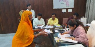 जिलाधिकारी ने जनता दर्शन में सुनीं शिकायतें, सम्बन्धित अधिकारियों को निस्तारण के दिये निर्देश
