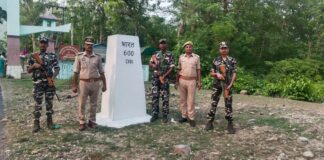 जनपद में शांति एवं कानून व्यवस्था को और अधिक सुदृढ़ बनाने के उद्देश्य से पुलिस अधीक्षक बलरामपुर के निर्देशन में पुलिस एवं SSB की संयुक्त टीम द्वारा इंडो-नेपाल बॉर्डर एरिया में विशेष चेकिंग अभियान के साथ पैदल गश्त की गई*