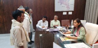जिलाधिकारी ने जनता दर्शन में सुनीं शिकायतें, सम्बन्धित अधिकारियों को निस्तारण के दिये निर्देश श्रावस्ती। जिलाधिकारी अन्नपूर्णा गर्ग ने प्रतिदिन की तरह सोमवार को कलेक्ट्रेट स्थित अपने कक्ष में आयोजित जनता दर्शन में फरियादियों की समस्याओं को सुना और उनकी समस्याओं के निराकरण हेतु सम्बन्धित अधिकारियों को निर्देशित किया। इस दौरान जिलाधिकारी को 14 शिकायतें प्राप्त हुई, जो विभिन्न विभागों से सम्बन्धित थी, इन शिकायतों को तत्काल निराकरण कर रिपोर्ट प्रेषित करने हेतु सम्बन्धित विभागों के अधिकारियों को निर्देशित किया। उन्होंने कहा कि शिकायतों के निस्तारण में लापरवाही बरतने पर अब अधिकारियों की जवाबदेही तय की जायेगी। इसलिए समस्त जिला स्तरीय अधिकारीगण अपने कार्यालय में समस्त कार्य दिवसों में प्रातः 10 बजे से 12 बजे तक स्वयं जनसुनवाई करें एवं उनकी समस्याओं का समय सीमा के अन्दर निस्तारण कराना भी सुनिश्चित करें