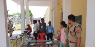 जिलाधिकारी एवं पुलिस अधीक्षक ने पुलिस भर्ती परीक्षा हेतु बनाए गए केन्द्र श्री अलक्षेन्द्र इण्टर कालेज भिनगा का निरीक्षण कर लिया जायजा