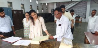 जिलाधिकारी ने तहसील इकौना अन्तर्गत तीन बड़े बैनामों की मौके पर की जांच
