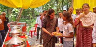 जिलाधिकारी ने बड़े मंगलवार पर कलेक्ट्रेट परिसर में भव्य भंडारे का किया शुभारंभ