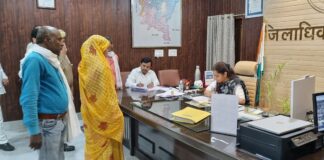 जिलाधिकारी ने जनता दर्शन के दौरान सुनी जनसमस्याएं
