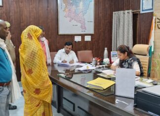 जिलाधिकारी ने जनता दर्शन के दौरान सुनी जनसमस्याएं