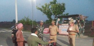 इंडो-नेपाल सीमा पर सुरक्षा व्यवस्था के दृष्टिगत पुलिस व SSB की संयुक्त टीम द्वारा पेट्रोलिंग की गई