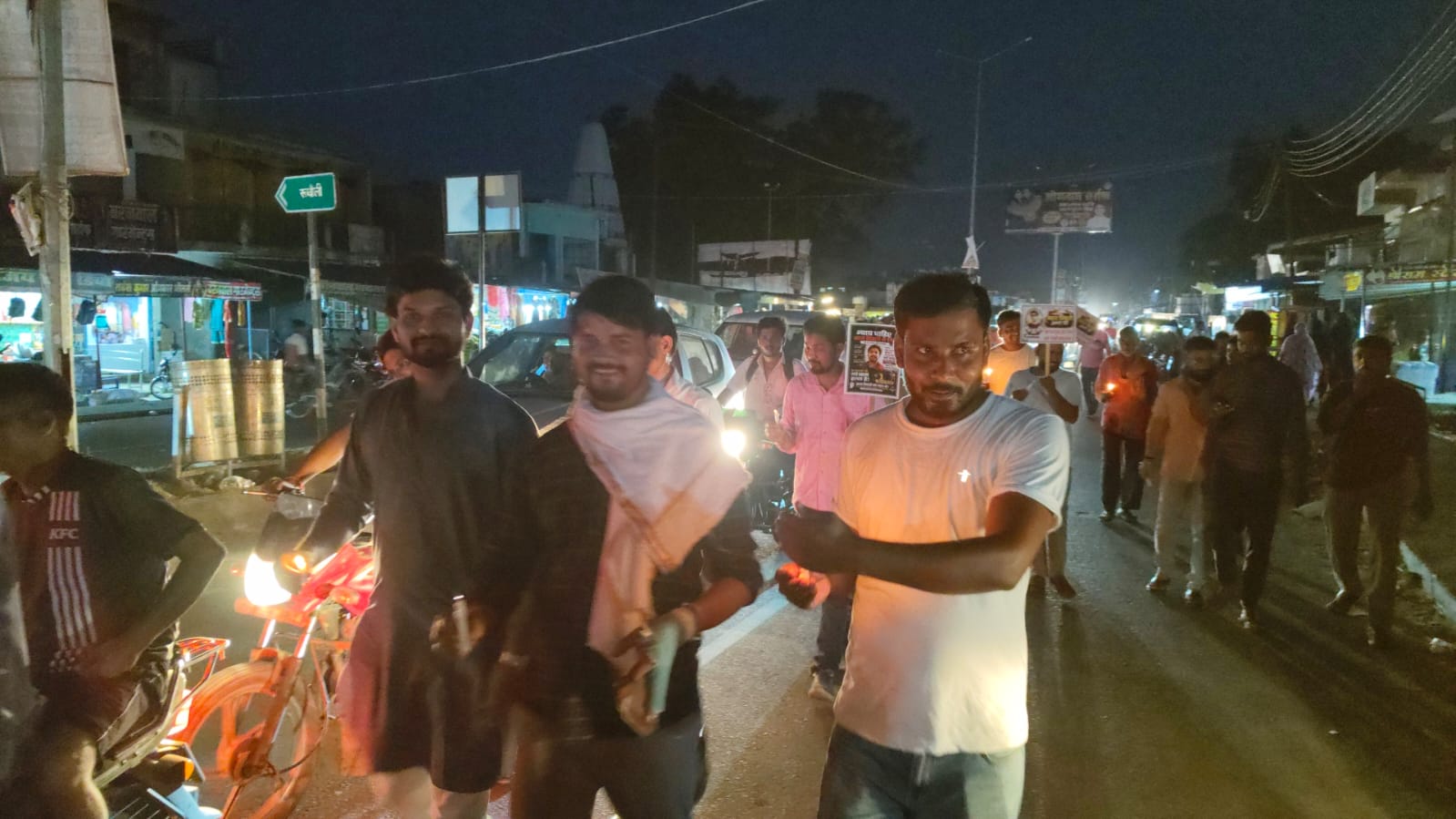 भारत भूषण तिवारी की मौत पर रुधौली में उबाल, सैकड़ों लोगों ने कैंडल मार्च निकालकर मांगा इंसाफ