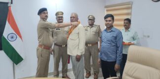 सेवानिवृत्त हुए मुख्य आरक्षी को क्षेत्राधिकारी यातायात बलरामपुर द्वारा उपहार भेंट कर दी गई भावभीनी विदाई*