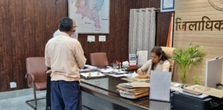 जिलाधिकारी ने जनता दर्शन के दौरान सुनी जनसमस्याएं