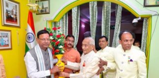 लखनऊ: भाजपा प्रदेश अध्यक्ष पंकज चौधरी ने डॉ. राम मनोहर लोहिया के परिजनों से की मुलाकात, सपा प्रवक्ता साजन का तंज
