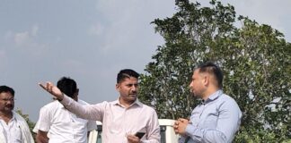 डीएम ने रोहिन नदी तटबंध का किया निरीक्षण:बाढ़ सुरक्षा तैयारियों का जायजा लिया, अधिकारियों को दिए निर्देश