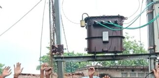 फखरपुर में एक माह से जला पड़ा ट्रांसफार्मर:बिजली न मिलने पर ग्रामीणों ने किया प्रदर्शन, जीवन प्रभावित