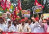 शोहरतगढ़ में सपा कार्यकर्ताओं ने किया विरोध प्रदर्शन:एसडीएम को सौंपा ज्ञापन, महंगाई और भ्रष्टाचार पर उठाए सवाल