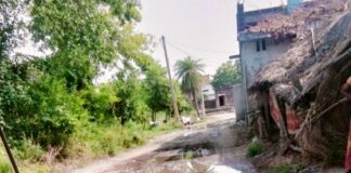 बस्ती में हल्की बारिश ने खोल दी विकास की पोल:सड़क पर जलभराव से स्कूल पहुंचना मुश्किल, ग्रामीणों ने लगाई गुहार