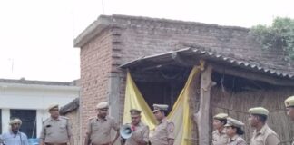 वांछित के घर नोटिस चस्पा, पुलिस ने कराई मुनादी:थानाध्यक्ष बोले- आत्मसमर्पण न करने पर कुर्की की कार्रवाई होगी