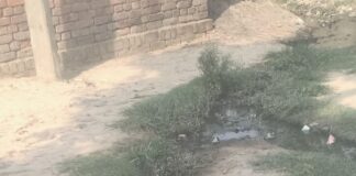 तुलसी राम पुरवा में खुली नाली:दो तरफ से बह रही कच्ची नाली से दुर्गंध, मच्छर का प्रकोप