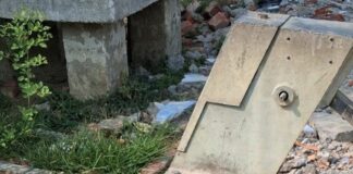 खेसरहा के कंपोजिट विद्यालय में दूषित पानी:इंडिया मार्का हैंडपंप से निकल रहा मटमैला जल, बच्चे पीने को मजबूर