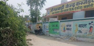 इकौना प्राथमिक विद्यालय के सामने कूड़े का ढेर:नाली साफ न होने से महामारी का खतरा, ग्रामीणों ने की शिकायत