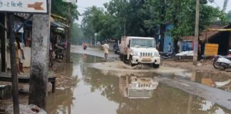 कल्याणपुर में15 मिल रोड चौराहे पर जलभराव:दुकानदारों और यात्रियों को आवागमन में परेशानी