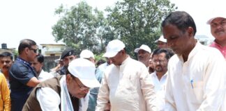 केंद्रीय वित्त राज्य मंत्री ने किया श्रमदान:मां दुर्गा मंदिर परिसर में स्वच्छता अभियान में भाग लिया, पौधरोपण भी किया