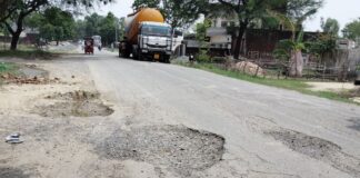 शोहरतगढ़ में सड़क मार्ग बदहाल:4 किमी मार्ग जर्जर, सड़क पर मरम्मत करने की मांग