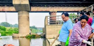 कुंवानो नदी पर नगर पालिका का सफाई अभियान:अध्यक्षा नेहा वर्मा के नेतृत्व में अमहट घाट पर चला अभियान