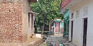 श्रावस्ती के महादेव गांव में सड़क पर जलभराव:जाम नालियों से सड़कें कीचड़मय, ग्रामीण परेशान