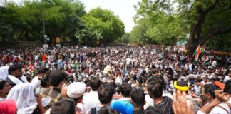 देश में लौट आया है आंदोलन का दौर? कॉकरोच पार्टी ने दिए संकेत