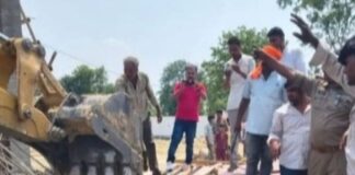 निर्माणाधीन मछली मंडी में गेट गिरा, मजदूर की मौत:मधवापुर में पिता ने 15 दिन में पत्नी और बेटे को खोया, परिवार सदमे में