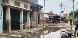 मिहींपुरवा में दौलतपुर-वैबाही सड़क पर जलभराव, आवागमन बाधित:ग्रामीण परेशान, जनप्रतिनिधियों पर अनदेखी का आरोप; प्रधान बोले- बजट नहीं