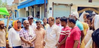 सपा विधायक राजेंद्र प्रसाद चौधरी ने शोक संवेदना व्यक्त की:बस्ती में राजकुमार मोदनवाल की माता के निधन पर पहुंचे