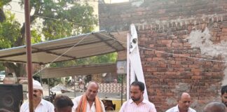 इटवा नगर पंचायत अध्यक्ष ने बलुआ चौराहे पर कराया भंडारा:श्रद्धालुओं ने ग्रहण किया प्रसाद, तालाब के सुंदरीकरण कार्य का भी निरीक्षण किया