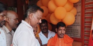 शोहरतगढ़ नगर पंचायत में धूमधाम से कटा केक:दीर्घायु होने की कामना, विकास कार्यों को सराहा; नगर पंचायत सभागार में जुटा हुजूम