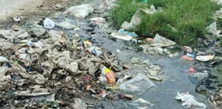नाली जाम होने से सड़क पर रहा गंदा पानी:बयारा में कई बार शिकायत के बाद भी नहीं की सफाई