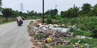 मिठौरा में सड़क किनारे कूड़े का अंबार:ग्रामीणों ने स्वच्छता व्यवस्था पर उठाए सवाल, राहगीर परेशान