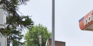 प्लास्टिक गैलन में डीजल नहीं, किसानों को परेशानी:धान की नर्सरी सूखने का डर, प्रशासन से समाधान की मांग