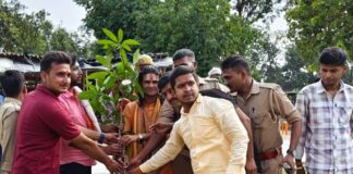 विश्व पर्यावरण दिवस पर श्रावस्ती के इकौना में पौधरोपण कार्यक्रम:भाजपा के श्रमिक महासंघ ने सीता द्वार मंदिर में किया आयोजन
