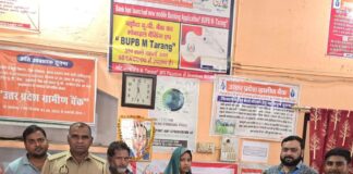 बृजमनगंज में मृतक आश्रित को मिला 2 लाख का चेक:प्रधानमंत्री जीवन ज्योति योजना के तहत ग्राहक गोष्ठी