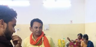 जिला पंचायत सदस्य आदित्य वर्मा अस्पताल पहुंचे:करंट से झुलसे युवक का हालचाल लिया, मदद का आश्वासन