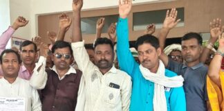 आप कार्यकर्ताओं ने क्षतिग्रस्त सड़कों के निर्माण की मांग की:निचलौल में सौंपा 26 सूत्रीय ज्ञापन, कार्रवाई न होने पर आंदोलन की चेतावनी