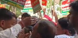 महराजगंज में सपाई महंगाई पर गरजे:बोले- रात भर लाइन में लग रहे लोग, 8 सूत्रीय ज्ञापन डीएम को दिया