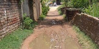 शीतलापुर में सड़क जर्जर:बारिश से पहले मरम्मत की मांग, राहगीरों को हो रही परेशानी