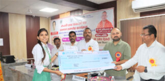 हाईस्कूल एवं इण्टरमीडिएट बोर्ड परीक्षा के मेधावी छात्र/छात्राओं को किया गया सम्मानित