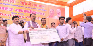 सिराथू में उपमुख्यमंत्री केशव मौर्य ने बांटे आवास की चाभियां, ट्रैक्टर व सहायता सामग्री, बोले- गांव की समस्याओं का होगा गांव में ही समाधान