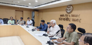 डीएम की अध्यक्षता में जिला स्तरीय निगरानी समिति की बैठक हुई आयोजित।