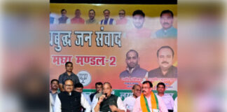 रक्षामंत्री ने तल्लीनता से सुनीं लखनऊ वासियों की समस्यायें व सुझाव