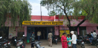 निघासन सीएचसी के रवैये से परेशान मरीज, बाहर से दवाएं खरीदने को मजबूर