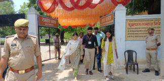 जिलाधिकारी ईशा प्रिया ने परीक्षा केंद्रों का किया औचक निरीक्षण