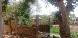 तालाब की जमीन पर अवैध कब्जे का आरोप, ग्रामीणों ने प्रशासन से लगाई गुहार