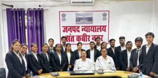 जिला जज द्वारा विधि छात्रों को दिया गया प्रमाण पत्र
